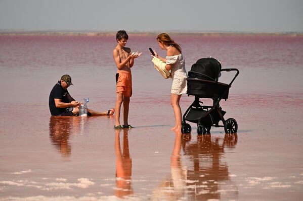 سياح يلتقطون الصور في بحيرة ساسيك سيفاش. - سبوتنيك عربي