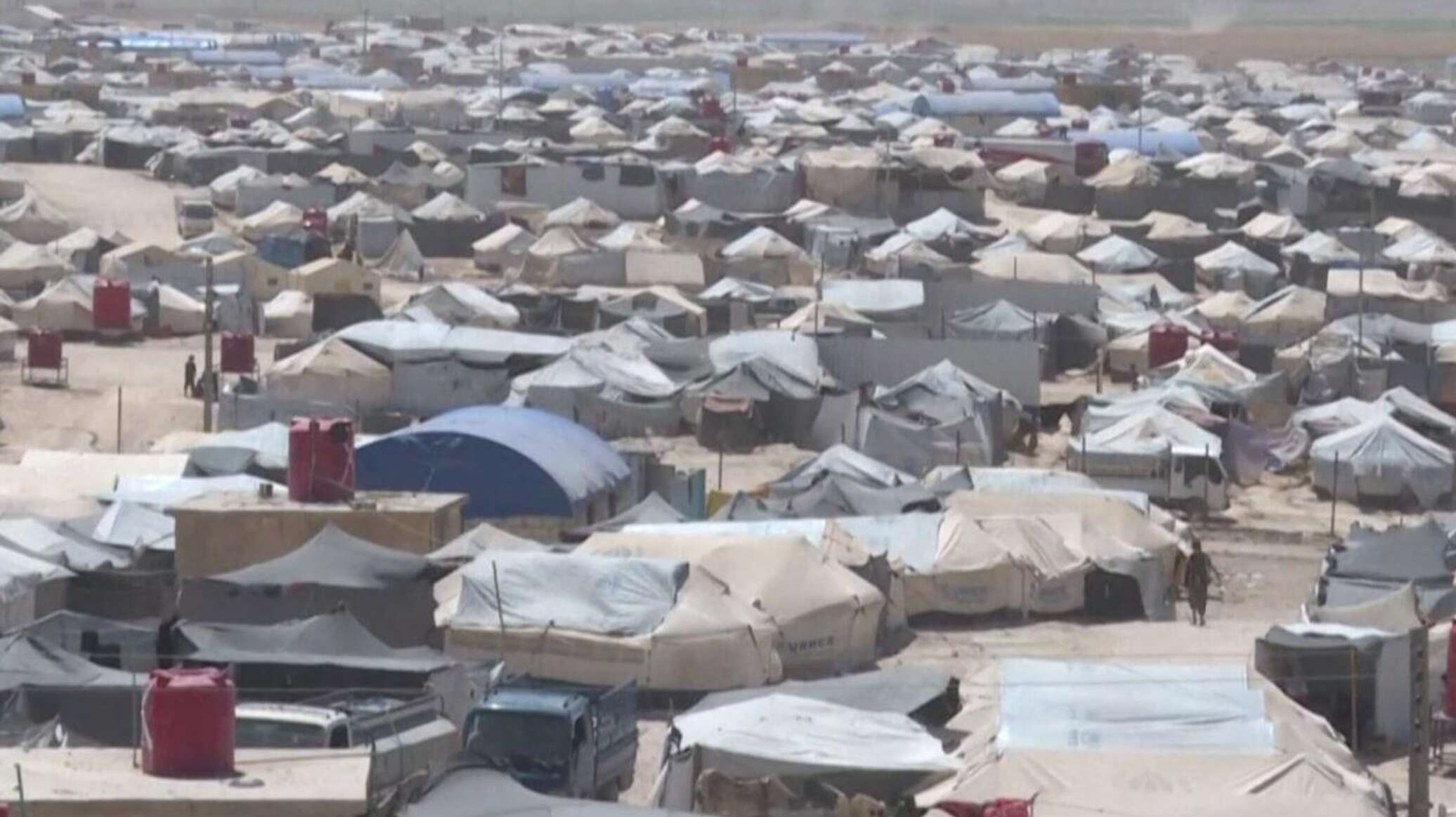 محاولة هروب نساء وأطفال من "مخيم الهول" في سوريا