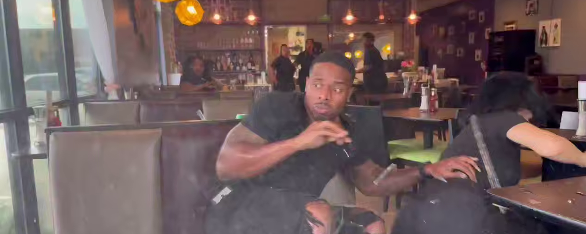 لحظة اصطدام سيارة بواجهة أحد المطاعم في الولايات المتحدة - سبوتنيك عربي, 1920, 19.08.2025