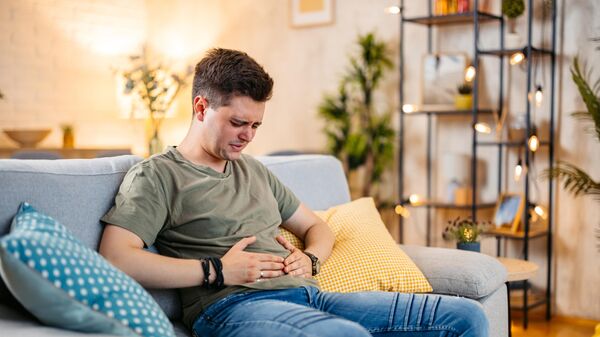 شاب يعاني ألم في البطن - سبوتنيك عربي