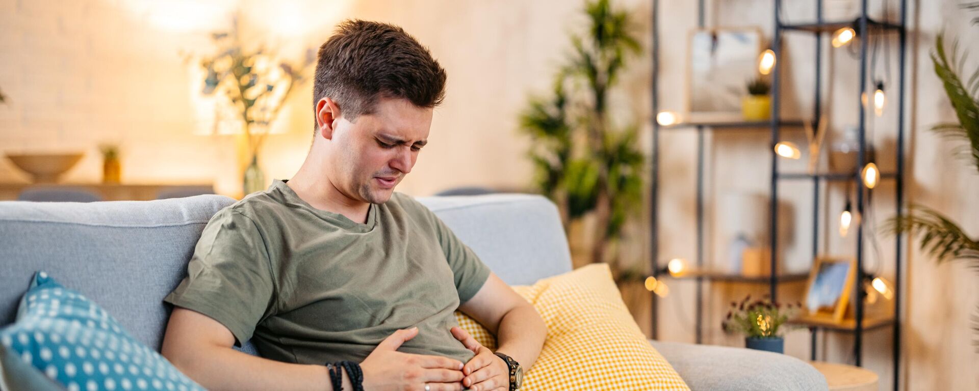 شاب يعاني ألم في البطن - سبوتنيك عربي, 1920, 19.08.2025