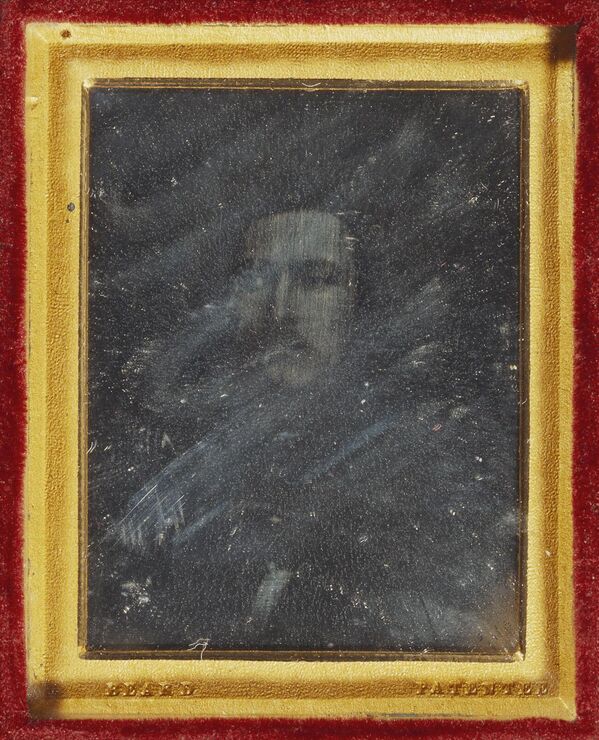 صورة للأمير ألبرت وهو ينظر إلى اليسار قليلاً، وتعد هذه أول صورة معروفة لأحد أفراد العائلة المالكة البريطانية. - سبوتنيك عربي