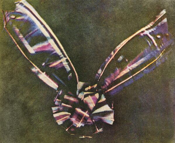 أول صورة فوتوغرافية ملونة، تم التقاطها بطريقة الألوان الثلاثة التي اقترحها جيمس ماكسويل لأول مرة عام 1855، موجودة في متحف صغير في شارع الهند، إدنبرة. - سبوتنيك عربي