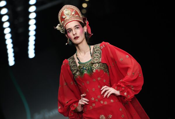 فتاة ترتدي الـ"كوكوشنيك" وزيّ تقليدي روسي خلال أسبوع "مرسيدس بنز" للموضة في موسكو. - سبوتنيك عربي