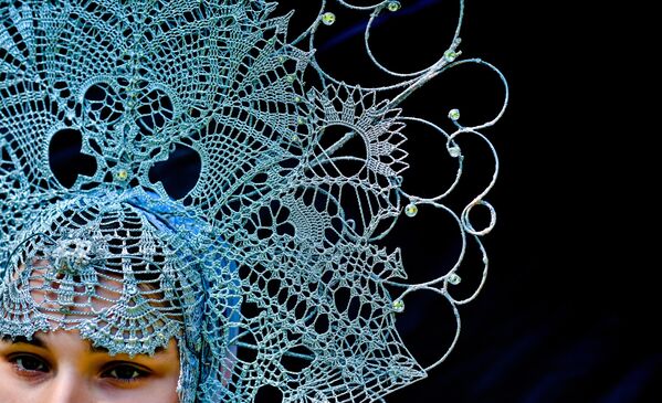 فتاة تستعرض الـ" كوكوشنيك" خلال جلسة تصوير في متحف العمارة الخشبية "كوسترومسكايا سلوبودا" في كوستروما. - سبوتنيك عربي