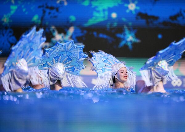 مشاركات يرتدين الـ"كوكوشنيك" في مسرح المياه خلال عرض "أبطال الأولمبياد" في موسكو. - سبوتنيك عربي