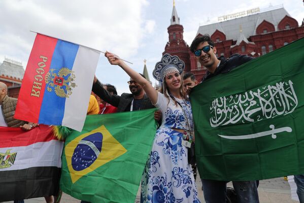 مشجعو كأس العالم 2018 في ساحة مانيجنايا في موسكو. - سبوتنيك عربي