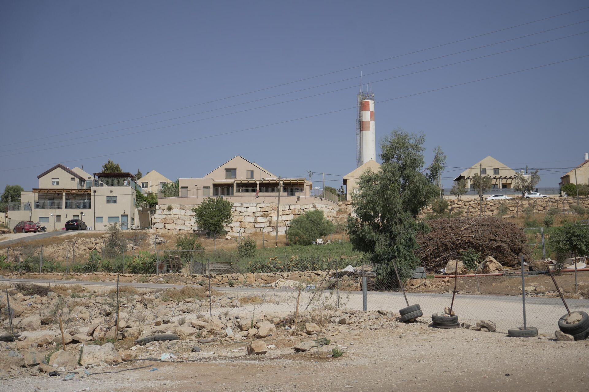 الاستيطان يلتهم التجمعات البدوية جنوبي الضفة الغربية  - سبوتنيك عربي, 1920, 20.08.2025