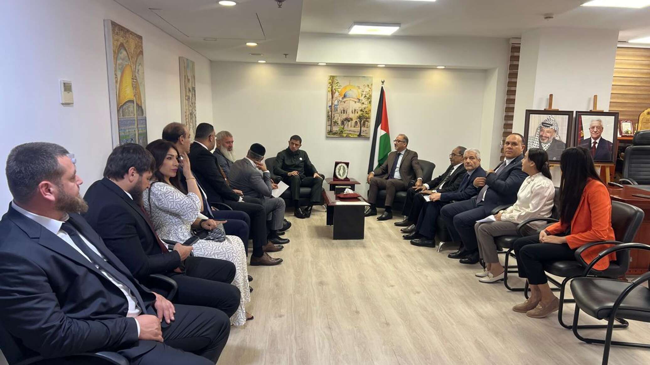 وفد شيشاني يزور المندوبية الدائمة لدولة فلسطين لبحث آليات إغاثة غزة