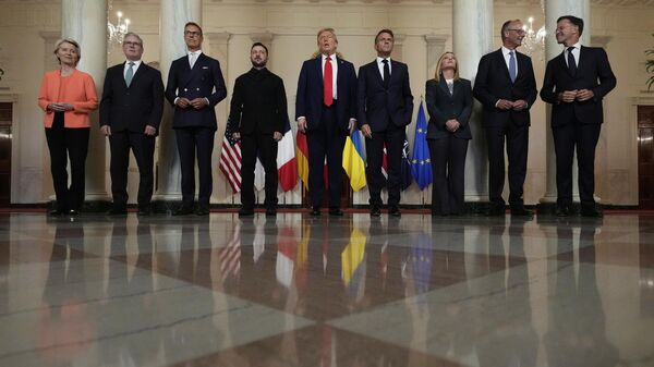 European Commission President Ursula von der Leyen, from left, British Prime Minister Keir Starmer, Finland's President Alexander Stubb, Ukraine's Volodymyr Zelensky, President Donald Trump, France's President Emmanuel Macron, Italy's Prime Minister Giorgia Meloni, Germany's Chancellor Friedrich Merz and NATO Secretary General Mark Rutte pose for a group photo in the Grand Foyer of the White House, Monday, Aug. 18, 2025, in Washington.  - سبوتنيك عربي