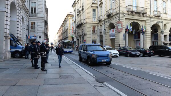 سيارة للشرطة الإيطالية في شارع مدينة تورينو - سبوتنيك عربي