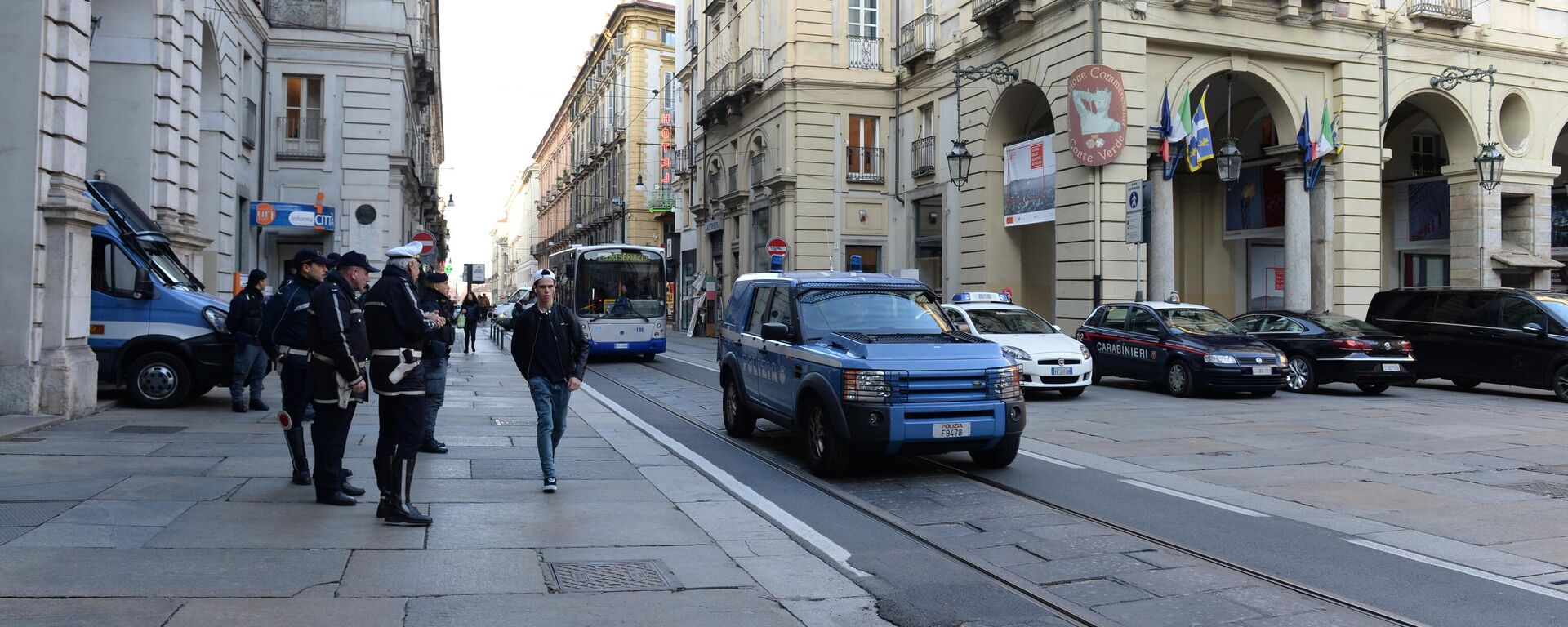 سيارة للشرطة الإيطالية في شارع مدينة تورينو - سبوتنيك عربي, 1920, 21.08.2025