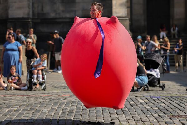 فنانو الشوارع يقدمون عروضهم في مدينة إدنبرة خلال مهرجان "فرينغ"، إسكتلندا. - سبوتنيك عربي