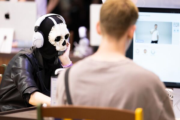 شاب يلعب لعبة بالذكاء الاصطناعي، خلال معرض "غيمز كوم 2025" لألعاب الكمبيوتر في كولونيا، ألمانيا. - سبوتنيك عربي