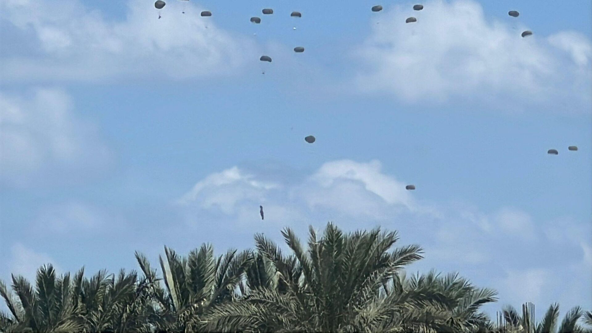 الإنزالات الجوية للمساعدات الإنسانية على قطاع غزة لا تحل أزمة الجوع - سبوتنيك عربي, 1920, 21.08.2025