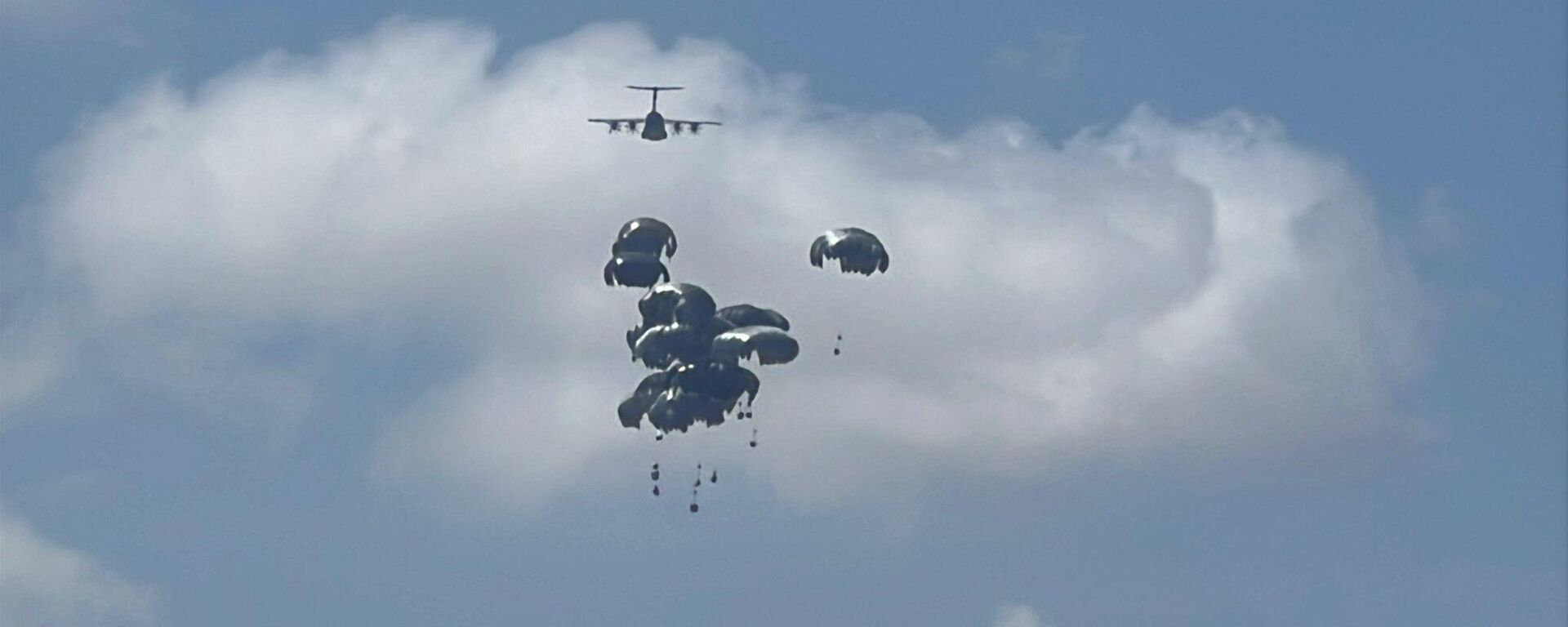 الإنزالات الجوية للمساعدات الإنسانية على قطاع غزة لا تحل أزمة الجوع - سبوتنيك عربي, 1920, 22.08.2025