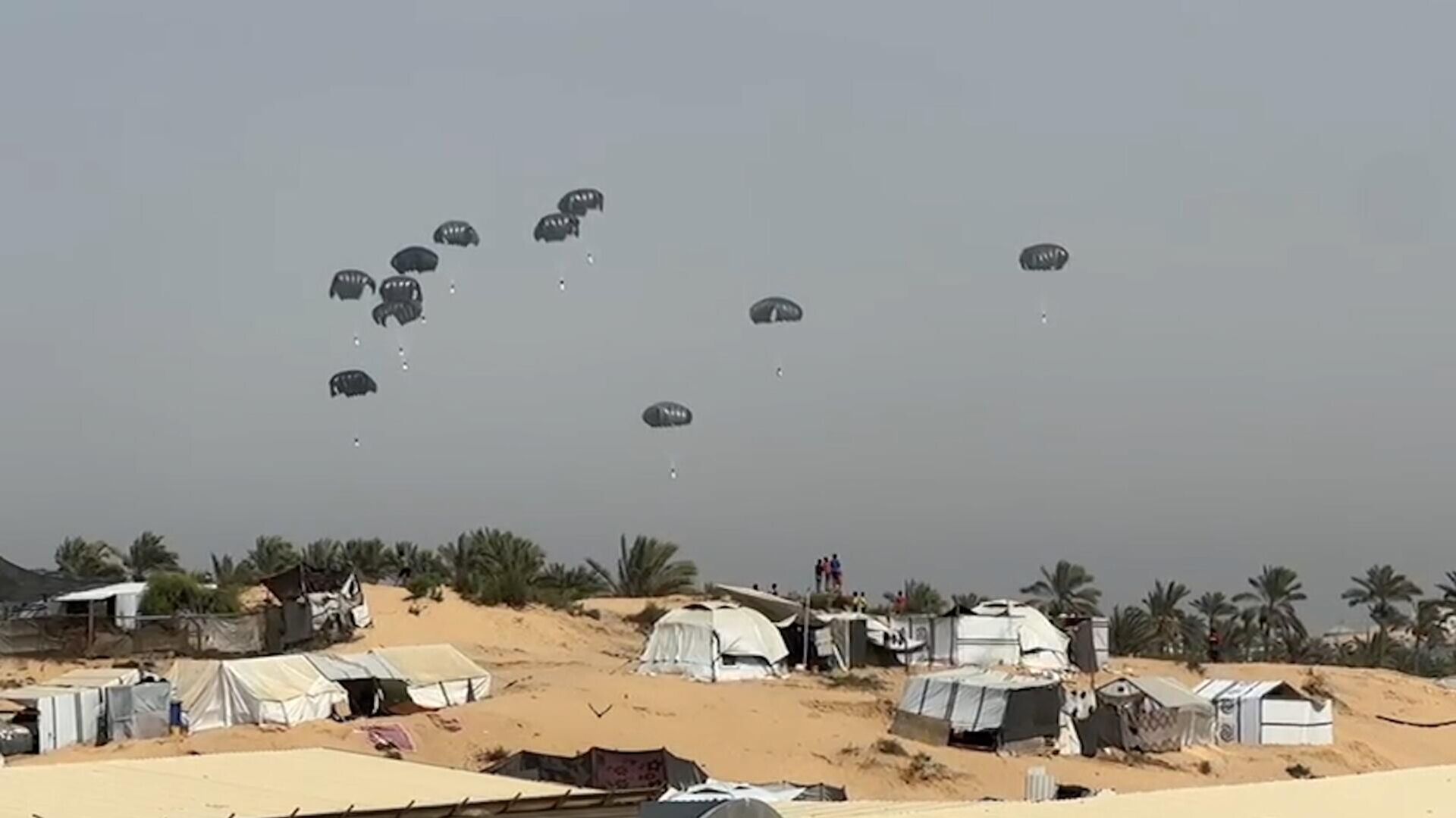 الإنزالات الجوية للمساعدات الإنسانية على قطاع غزة لا تحل أزمة الجوع - سبوتنيك عربي, 1920, 21.08.2025