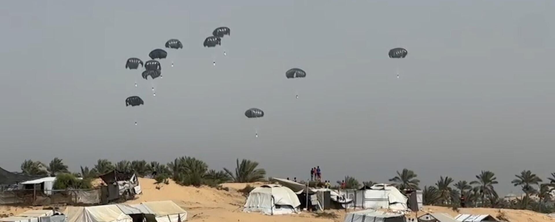 الإنزالات الجوية للمساعدات الإنسانية على قطاع غزة لا تحل أزمة الجوع - سبوتنيك عربي, 1920, 23.08.2025