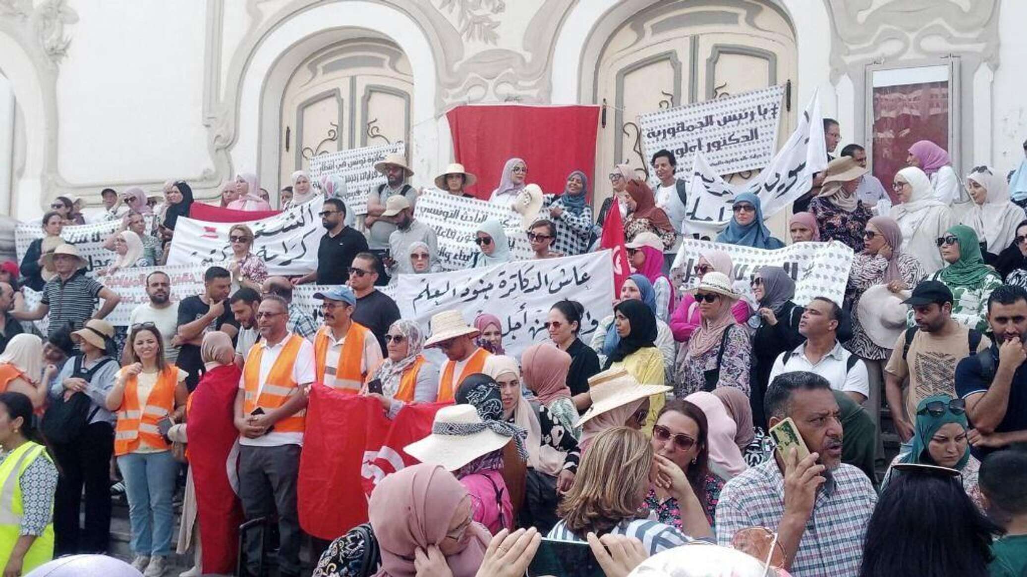يلوحون بالإضراب عن الطعام... حاملو شهادة الدكتوراة في تونس يعتصمون طلبا للعمل