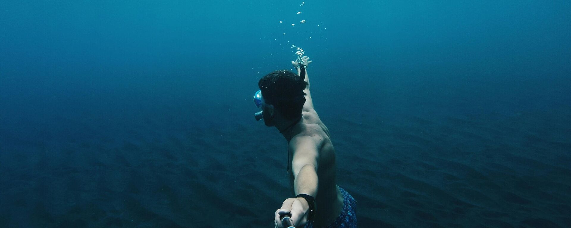 سباحة تحت الماء - سبوتنيك عربي, 1920, 21.08.2025