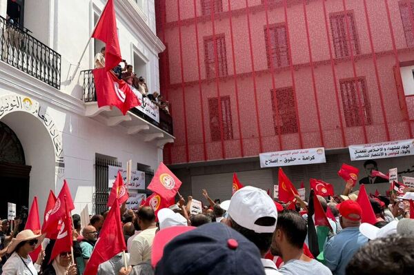 آلاف العمال يخرجون في مسيرة دعما للاتحاد العام التونسي للشغل، تونس، 21 أغسطس/ آب 2025 - سبوتنيك عربي