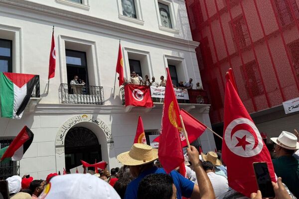 آلاف العمال يخرجون في مسيرة دعما للاتحاد العام التونسي للشغل، تونس، 21 أغسطس/ آب 2025 - سبوتنيك عربي