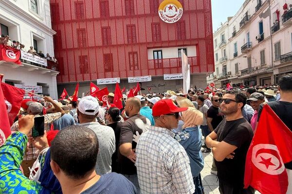 آلاف العمال يخرجون في مسيرة دعما للاتحاد العام التونسي للشغل، تونس، 21 أغسطس/ آب 2025 - سبوتنيك عربي