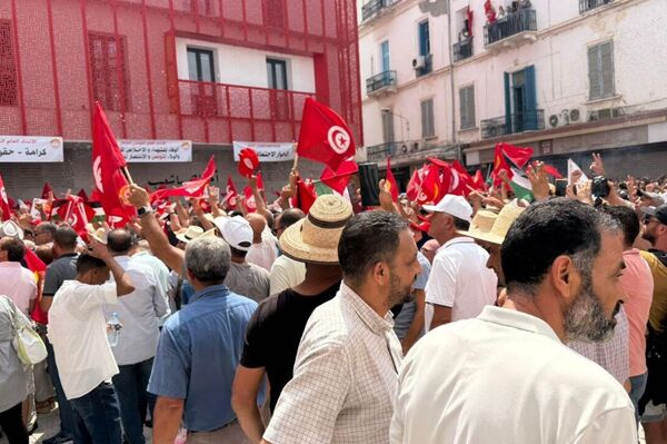 آلاف العمال يخرجون في مسيرة دعما للاتحاد العام التونسي للشغل، تونس، 21 أغسطس/ آب 2025 - سبوتنيك عربي