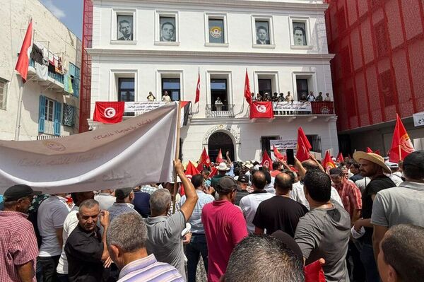 آلاف العمال يخرجون في مسيرة دعما للاتحاد العام التونسي للشغل، تونس، 21 أغسطس/ آب 2025 - سبوتنيك عربي