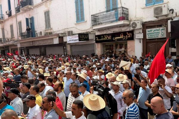 آلاف العمال يخرجون في مسيرة دعما للاتحاد العام التونسي للشغل، تونس، 21 أغسطس/ آب 2025 - سبوتنيك عربي