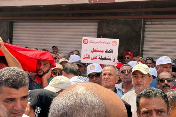 آلاف العمال يخرجون في مسيرة دعما للاتحاد العام التونسي للشغل، تونس، 21 أغسطس/ آب 2025 - سبوتنيك عربي