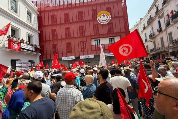 آلاف العمال يخرجون في مسيرة دعما للاتحاد العام التونسي للشغل، تونس، 21 أغسطس/ آب 2025 - سبوتنيك عربي