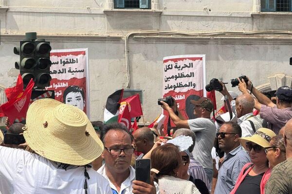 آلاف العمال يخرجون في مسيرة دعما للاتحاد العام التونسي للشغل، تونس، 21 أغسطس/ آب 2025 - سبوتنيك عربي