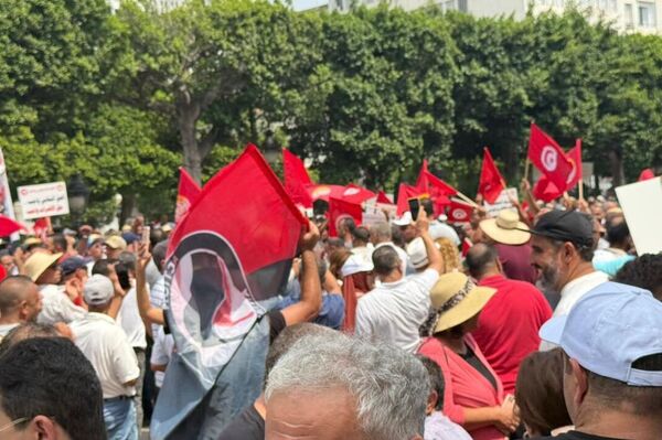 آلاف العمال يخرجون في مسيرة دعما للاتحاد العام التونسي للشغل، تونس، 21 أغسطس/ آب 2025 - سبوتنيك عربي