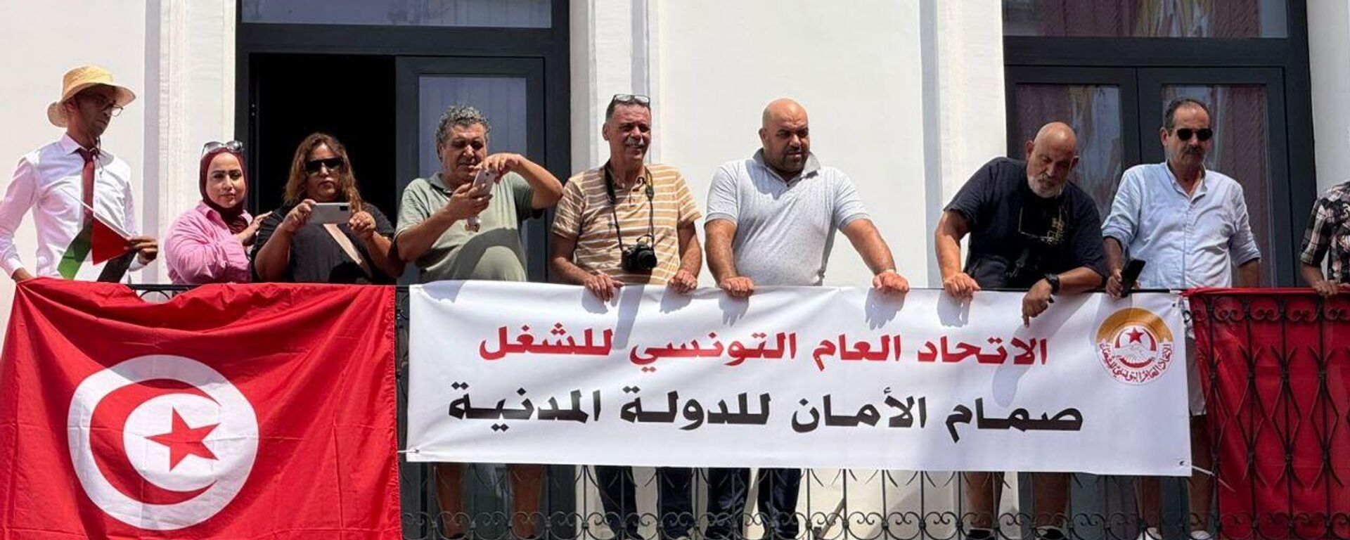 آلاف العمال يخرجون في مسيرة دعما للاتحاد العام التونسي للشغل، تونس، 21 أغسطس/ آب 2025 - سبوتنيك عربي, 1920, 21.08.2025
