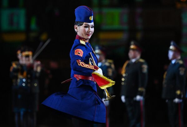 جندية من فرقة الغناء والرقص الأكاديمية للقوات المسلحة المنغولية - سبوتنيك عربي