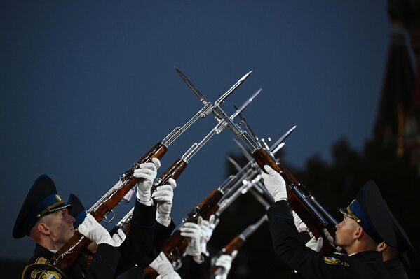 أفراد من فرقة حرس الشرف التابعة للفوج الرئاسي الروسي في بروفة حفل افتتاح المهرجان الدولي الـ17 للموسيقى العسكرية &quot;برج سباسكايا&quot;، في الساحة الحمراء بالعاصمة موسكو - سبوتنيك عربي