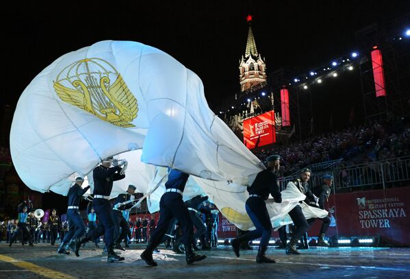 الفرقة الموسيقية المشتركة وفرقة الأغاني والرقص للقوات المحمولة جوًا التابعة للقوات الروسية - سبوتنيك عربي