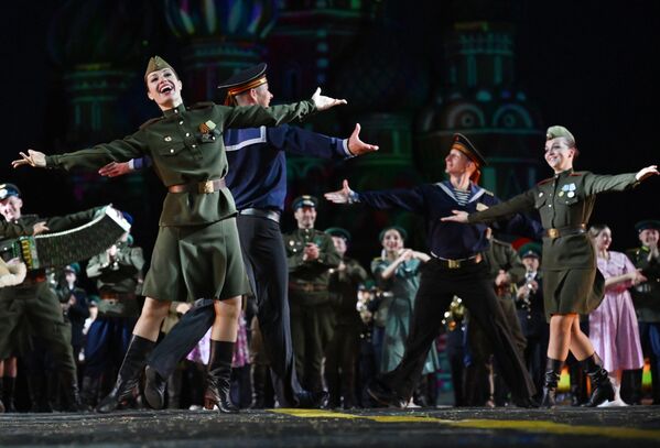 فرقة الغناء والرقص التابعة للجيش الروسي في بروفة حفل افتتاح المهرجان الدولي الـ17 للموسيقى العسكرية &quot;برج سباسكايا&quot; في الساحة الحمراء في موسكو - سبوتنيك عربي