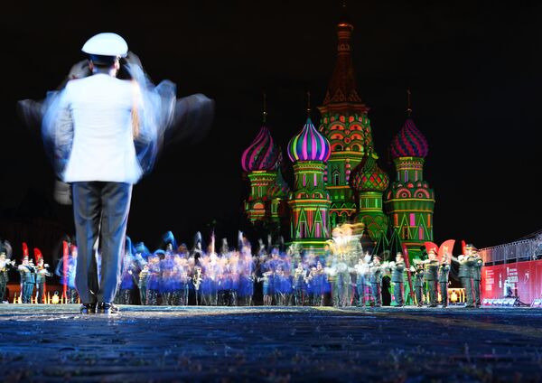 فرقة الغناء والرقص الأكاديمية للقوات المسلحة المنغولية في بروفة حفل افتتاح المهرجان الدولي الـ17 للموسيقى العسكرية &quot;برج سباسكايا&quot; في الساحة الحمراء بالعاصمة موسكو - سبوتنيك عربي