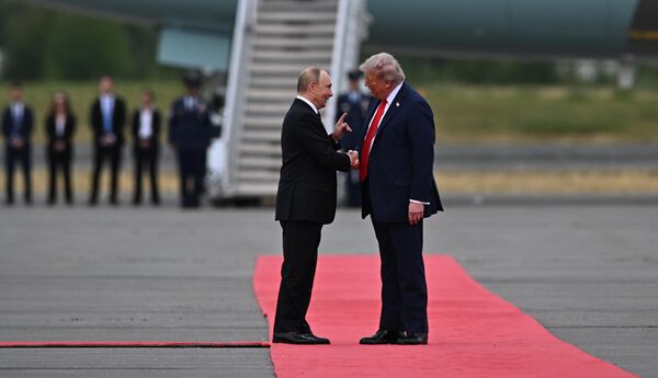 لقطة طريفة بين الرئيس الروسي فلاديمير بوتين، والرئيس الأمريكي دونالد ترامب، خلال اجتماع في قاعدة "إلمندورف - ريتشاردسون" العسكرية في ألاسكا - سبوتنيك عربي