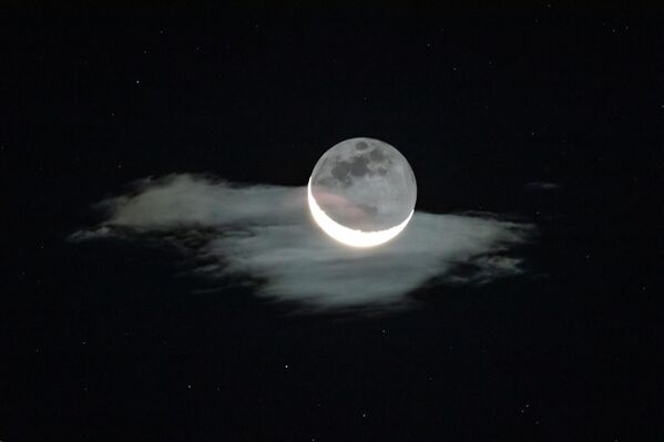 هلال مضاء من فوق سحابة في السماء قبل شروق الشمس في تشونغتشينغ، الصين - سبوتنيك عربي