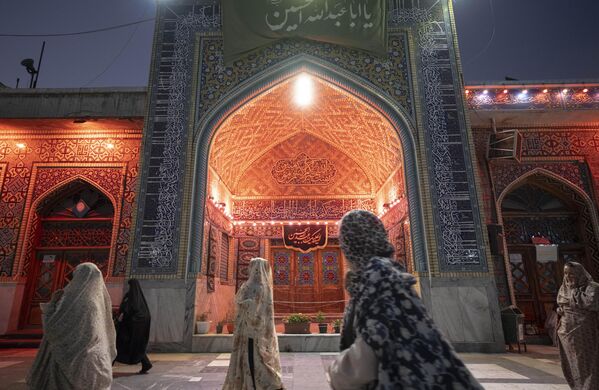 نساء إيرانيات محجبات يسرن في منطقة داخل مرقد مقدس في مدينة أستانه أشرفية، محافظة جيلان، إيران - سبوتنيك عربي