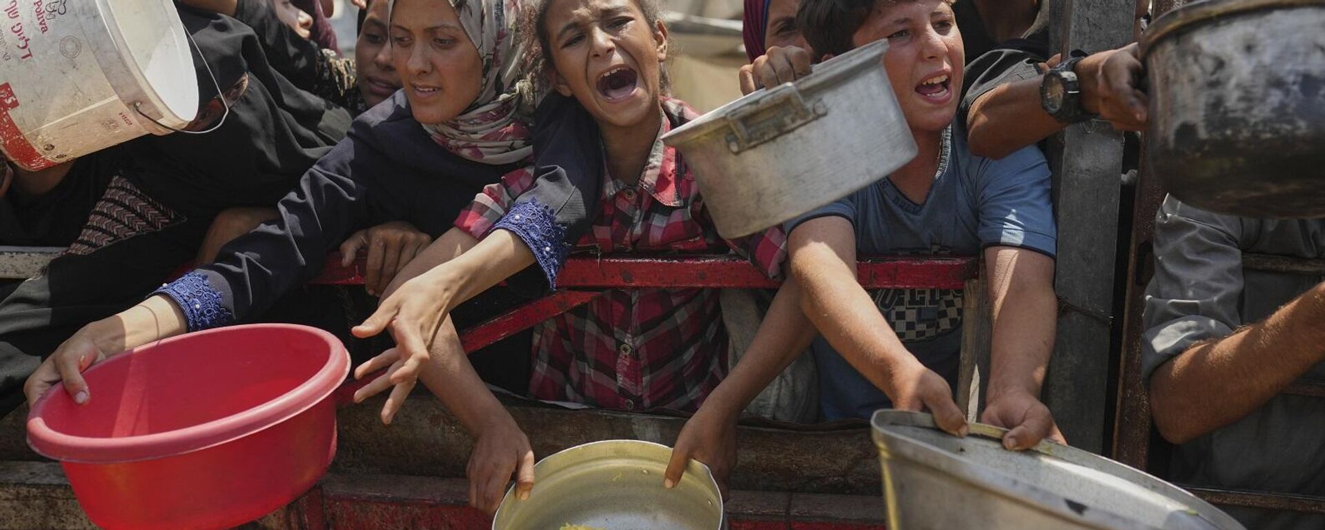 يكافح الفلسطينيون للحصول على الطعام المتبرع به في مطبخ مجتمعي في مدينة غزة، شمال قطاع غزة، 16 أغسطس/آب 2025 - سبوتنيك عربي, 1920, 21.09.2025