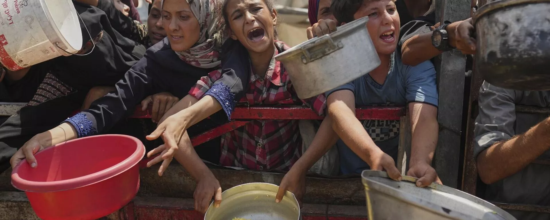 يكافح الفلسطينيون للحصول على الطعام المتبرع به في مطبخ مجتمعي في مدينة غزة، شمال قطاع غزة، 16 أغسطس/آب 2025 - سبوتنيك عربي, 1920, 22.08.2025