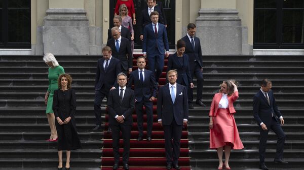 وزراء الحكومة الهولندية ورئيس الوزراء ديك شوف مع ملك هولندا ويليم ألكسندر - سبوتنيك عربي