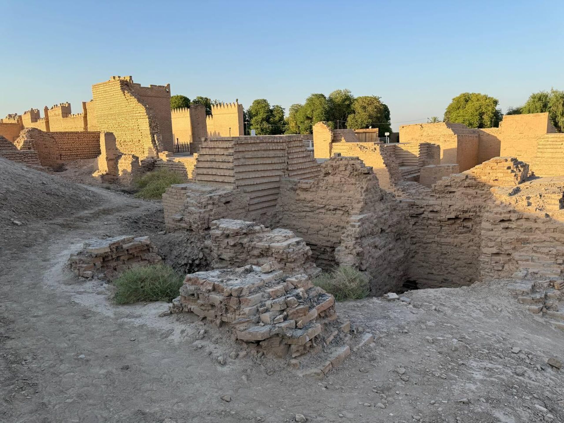 بابل بين العجائب والإهمال.. آثار تاريخية أمام أعين العالم بلا اهتمام - سبوتنيك عربي, 1920, 24.08.2025