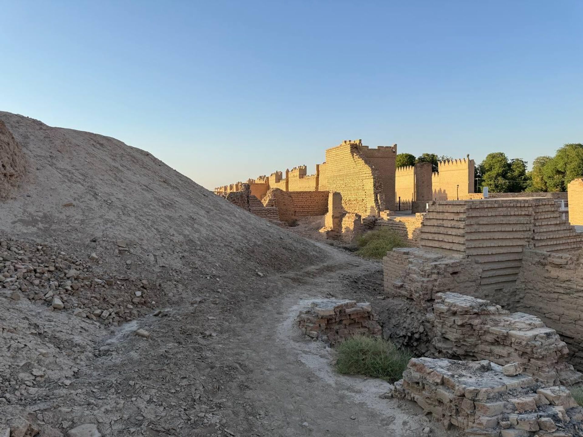 بابل بين العجائب والإهمال.. آثار تاريخية أمام أعين العالم بلا اهتمام - سبوتنيك عربي, 1920, 24.08.2025