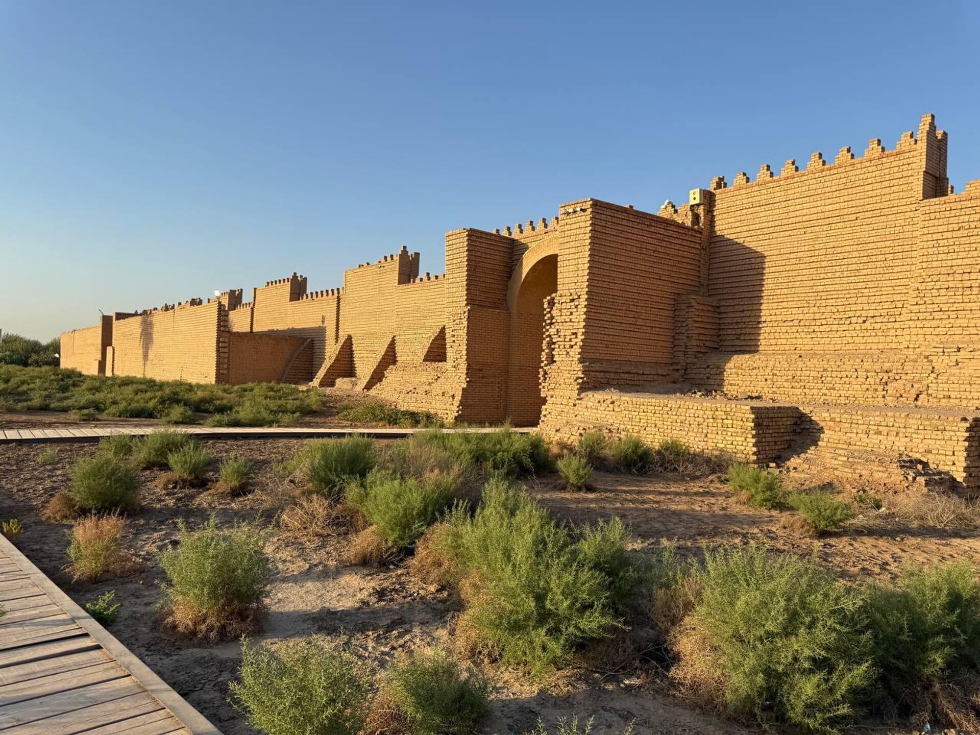 بابل بين العجائب والإهمال.. آثار تاريخية أمام أعين العالم بلا اهتمام - سبوتنيك عربي, 1920, 24.08.2025