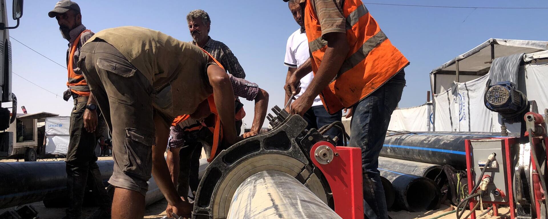 مشروع إمداد المياه المحلاة ينقذ 600 ألف نازح في قطاع غزة من العطش   - سبوتنيك عربي, 1920, 26.08.2025